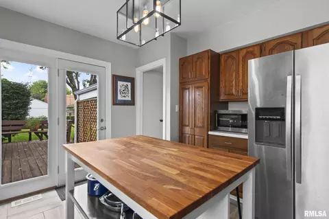 Kitchen - 2432 S State St, Springfield, IL 62704 photo 3 of 4