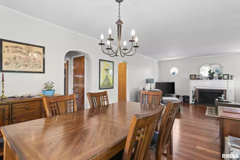 Dining - 2432 S State St, Springfield, IL 62704 photo 3 of 4