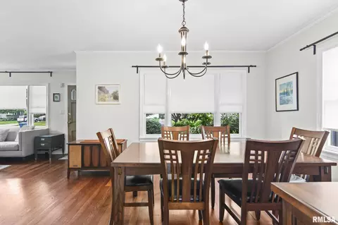 Dining - 2432 S State St, Springfield, IL 62704 photo 2 of 4