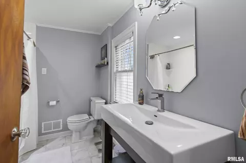 Bath - 2432 S State St, Springfield, IL 62704 photo 2 of 4