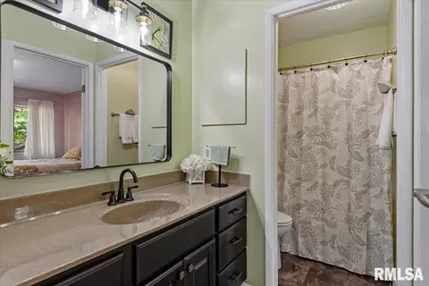 Bath - 14 Trailridge Ln, Springfield, IL 62704 photo 1 of 1
