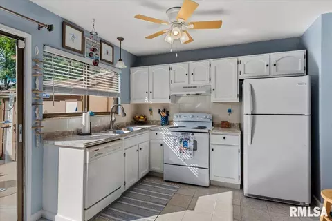 Kitchen - 14 Trailridge Ln, Springfield, IL 62704 photo 2 of 3