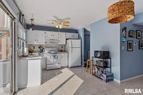 Kitchen - 14 Trailridge Ln, Springfield, IL 62704 photo 1 of 3