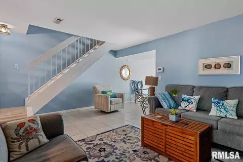 Living - 14 Trailridge Ln, Springfield, IL 62704 photo 3 of 3