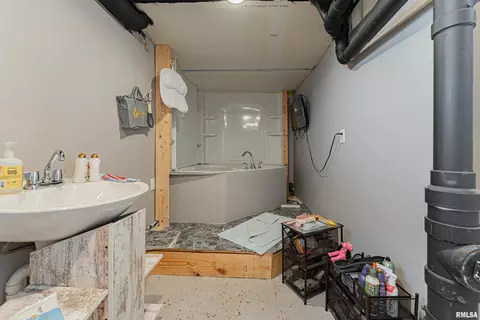 Bath - 2341 S 5th St, Springfield, IL 62703 photo 3 of 3