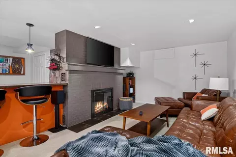 Living - 1629 Reed Ave, Springfield, IL 62704 photo 3 of 4