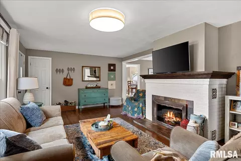 Living - 1629 Reed Ave, Springfield, IL 62704 photo 2 of 4