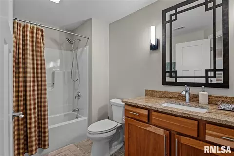 Bath - 3605 Crystal Spring Dr, Springfield, IL 62711 photo 4 of 4