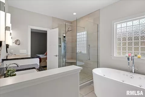 Bath - 3605 Crystal Spring Dr, Springfield, IL 62711 photo 2 of 4