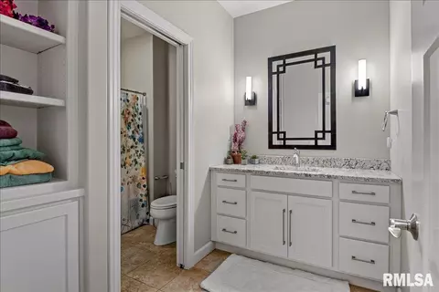 Bath - 3605 Crystal Spring Dr, Springfield, IL 62711 photo 3 of 4