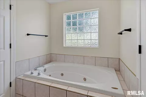 Bath - 2725 Wordsworth Dr, Springfield, IL 62711 photo 2 of 4
