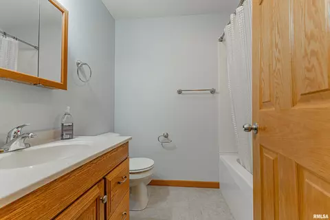 Bath - 1093 2300th Ave, Chestnut, IL 62518 photo 3 of 3
