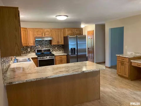 Kitchen - 8050 Little Eagle Dr, Springfield, IL 62712 photo 2 of 4