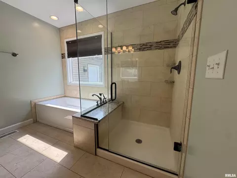 Bath - 8050 Little Eagle Dr, Springfield, IL 62712 photo 3 of 8