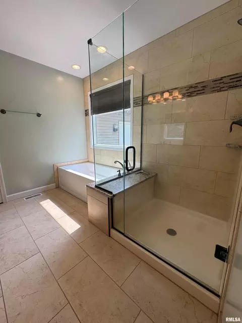 Bath - 8050 Little Eagle Dr, Springfield, IL 62712 photo 4 of 8