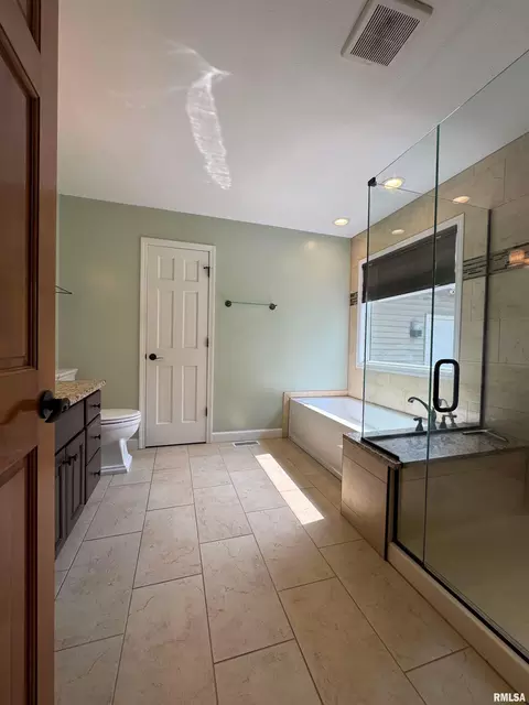 Bath - 8050 Little Eagle Dr, Springfield, IL 62712 photo 2 of 8