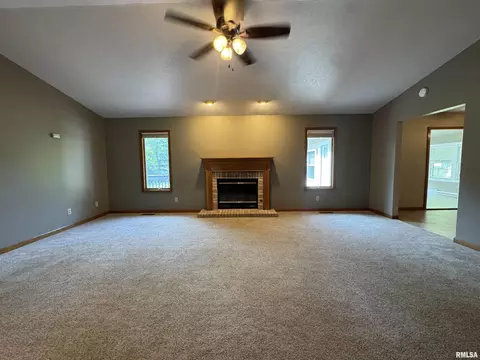 Living - 8050 Little Eagle Dr, Springfield, IL 62712 photo 6 of 8
