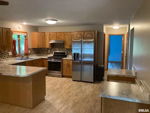 Kitchen - 8050 Little Eagle Dr, Springfield, IL 62712 photo 3 of 4