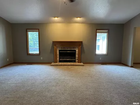 Living - 8050 Little Eagle Dr, Springfield, IL 62712 photo 7 of 8