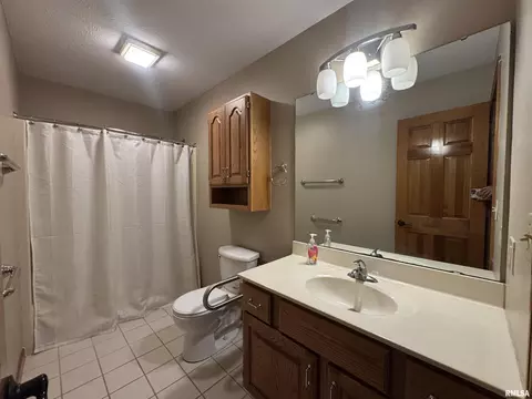 Bath - 8050 Little Eagle Dr, Springfield, IL 62712 photo 1 of 8
