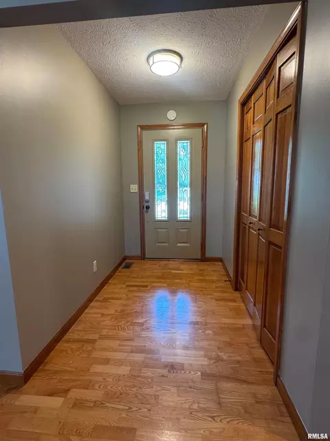 Entry Way - 8050 Little Eagle Dr, Springfield, IL 62712 photo 1 of 4