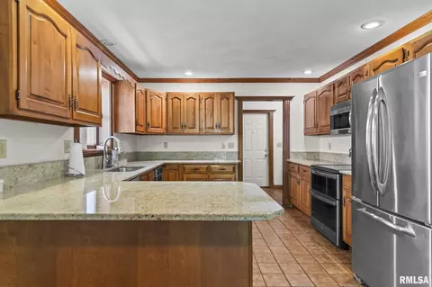 Kitchen - 1830 Cherry Rd, Springfield, IL 62704 photo 3 of 6