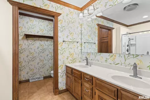 Bath - 1830 Cherry Rd, Springfield, IL 62704 photo 2 of 4