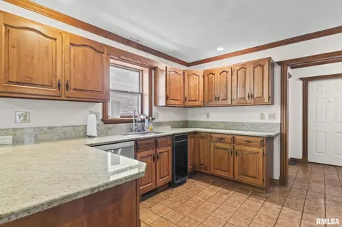 Kitchen - 1830 Cherry Rd, Springfield, IL 62704 photo 4 of 6