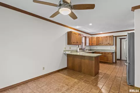 Kitchen - 1830 Cherry Rd, Springfield, IL 62704 photo 5 of 6