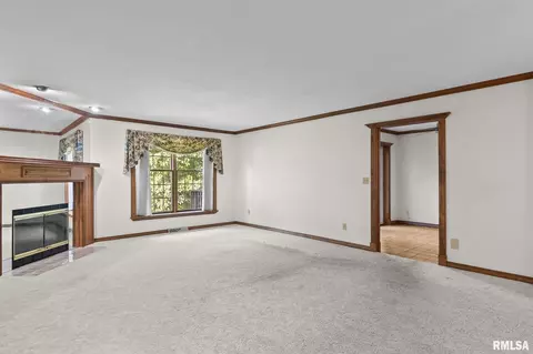 Living - 1830 Cherry Rd, Springfield, IL 62704 photo 11 of 16
