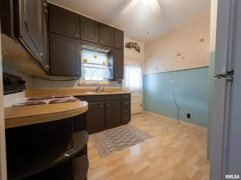 Kitchen - 1850 Laurel St, Hamilton, IL 62341 photo 3 of 3