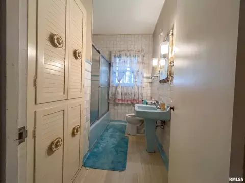 Bath - 1850 Laurel St, Hamilton, IL 62341 photo 2 of 2