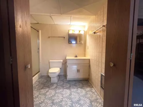 Bath - 1850 Laurel St, Hamilton, IL 62341 photo 1 of 2