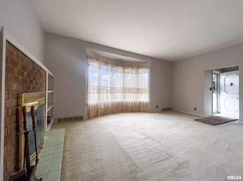 Living - 1850 Laurel St, Hamilton, IL 62341 photo 1 of 5