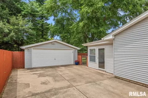 Exterior - 1349 Crestview Dr, Springfield, IL 62702 photo 3 of 6