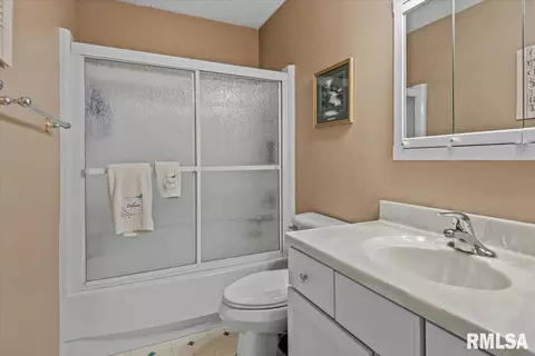 Bath - 1349 Crestview Dr, Springfield, IL 62702 photo 1 of 2