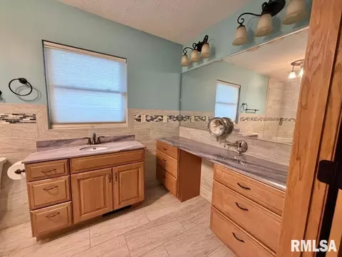 Bath - 1920 Stanhope Rd, Springfield, IL 62702 photo 2 of 4