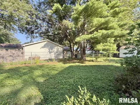 Exterior - 1920 Stanhope Rd, Springfield, IL 62702 photo 6 of 7
