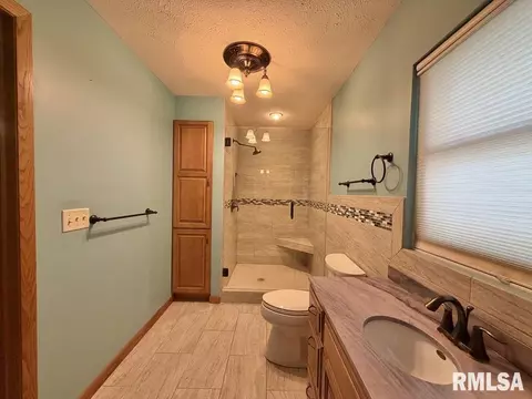 Bath - 1920 Stanhope Rd, Springfield, IL 62702 photo 1 of 4