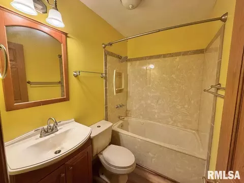 Bath - 1920 Stanhope Rd, Springfield, IL 62702 photo 4 of 4