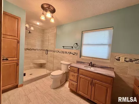 Bath - 1920 Stanhope Rd, Springfield, IL 62702 photo 3 of 4