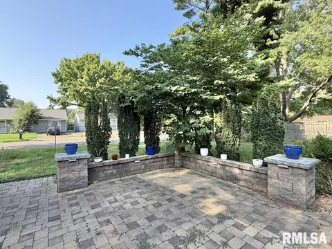 Exterior - 1920 Stanhope Rd, Springfield, IL 62702 photo 2 of 7