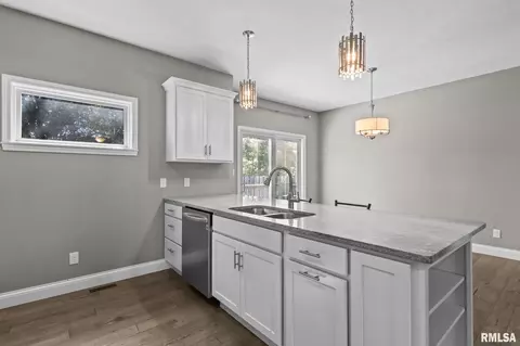 Kitchen - 1514 Balfour Dr, Springfield, IL 62711 photo 3 of 5