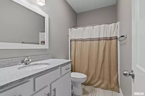 Bath - 1514 Balfour Dr, Springfield, IL 62711 photo 2 of 3
