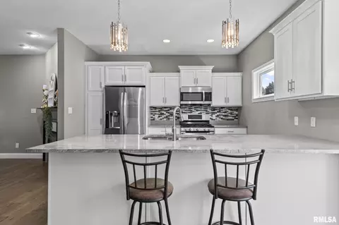 Kitchen - 1514 Balfour Dr, Springfield, IL 62711 photo 4 of 5
