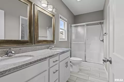 Bath - 1514 Balfour Dr, Springfield, IL 62711 photo 1 of 3