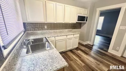 Entry Way - 121 S Wesley St, Springfield, IL 62703 photo 5 of 7
