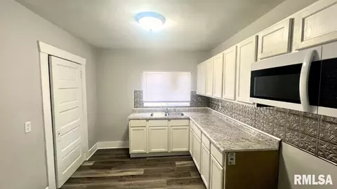 Entry Way - 121 S Wesley St, Springfield, IL 62703 photo 4 of 7