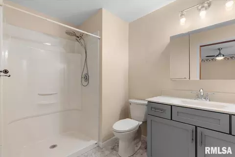 Bath - 169 Bellerive Rd, Springfield, IL 62704 photo 1 of 2