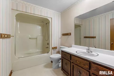 Bath - 169 Bellerive Rd, Springfield, IL 62704 photo 2 of 2